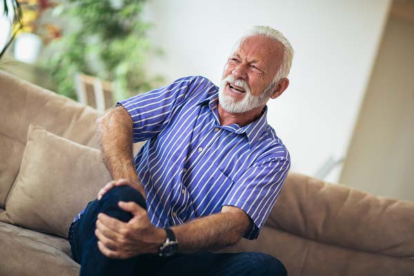 Older gentleman with knee pain